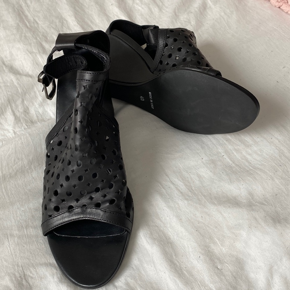 🤑 5/$25 New without tags black leather wedge. Made in Italy. Size 40. - Picture 1 of 3